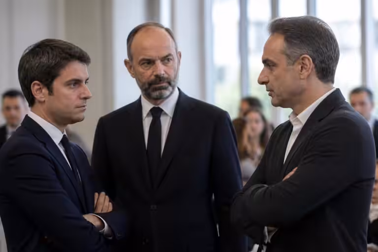découvrez comment les interventions de personnalités comme gabriel attal, édouard philippe et raphaël glucksmann provoquent des réactions de méfiance dans le débat public.
