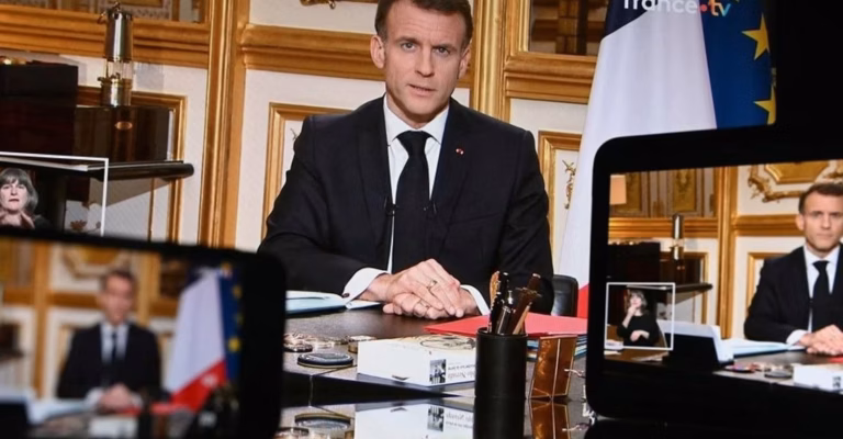 Emmanuel Macron sous le feu des critiques après ses photos en Une de Paris Match en scooter des mers au fort de…