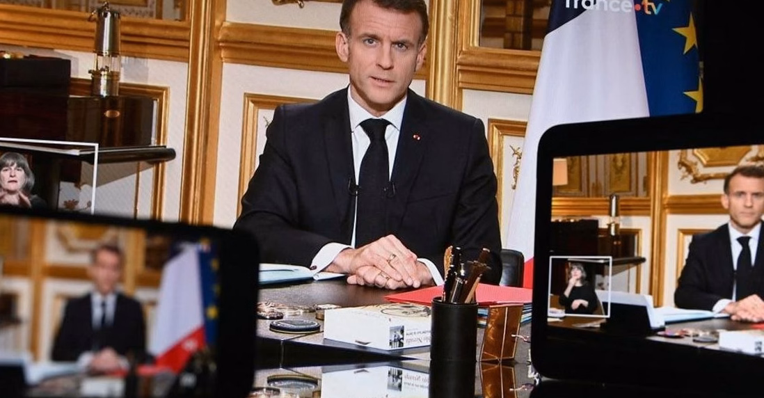 Emmanuel Macron sous le feu des critiques après ses photos en Une de Paris Match en scooter des mers au fort de…