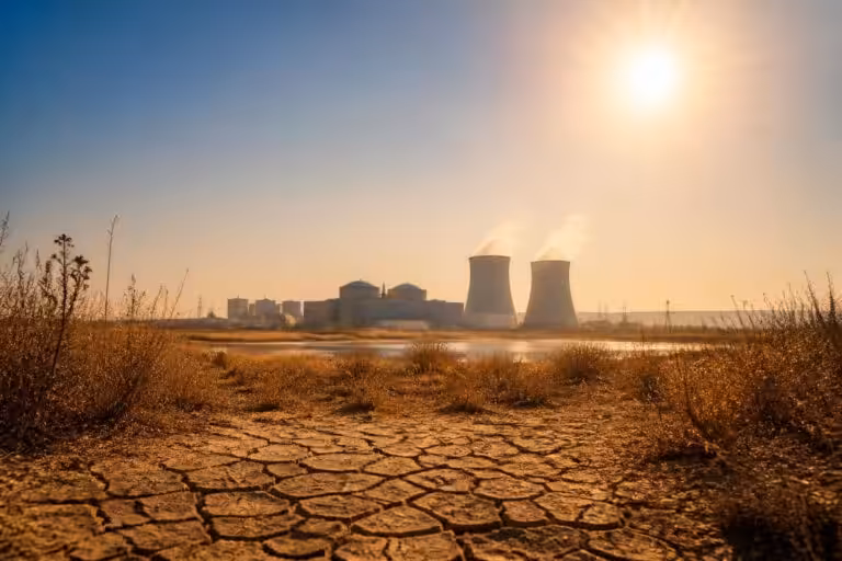 découvrez comment la canicule met en évidence les vulnérabilités du parc nucléaire français et les défis énergétiques auxquels la france doit faire face.