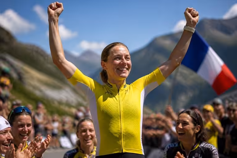 découvrez le tour de france féminin 2026 avec vollering, l'incontournable championne au sommet de sa gloire, prête à marquer l'histoire du cyclisme féminin.